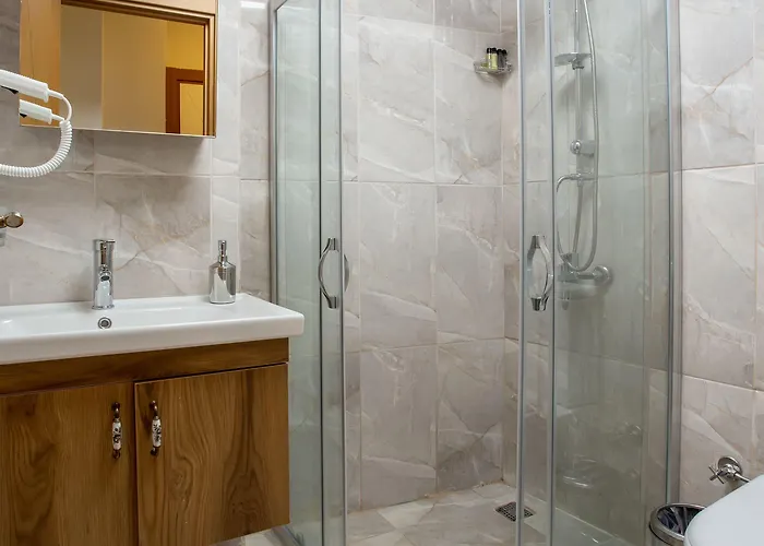 West Palace Hotel 2*